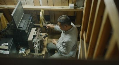 ManWithFilmMachine_3840x2160_25fps_10bit_420