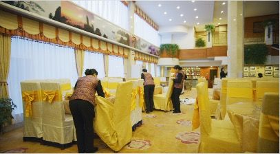 RestaurantWaitress1_3840x2160_25fps_10bit_420