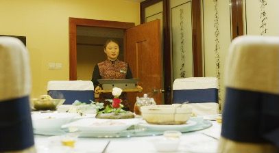 RestaurantWaitress2_3840x2160_25fps_10bit_420